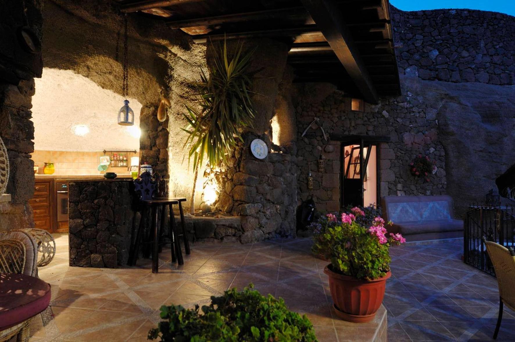 Castillo Lanzarote Villa Sophie - Luxury Villa -Sleep In A Volcanic Cave With Heated Pool Tías Eksteriør billede
