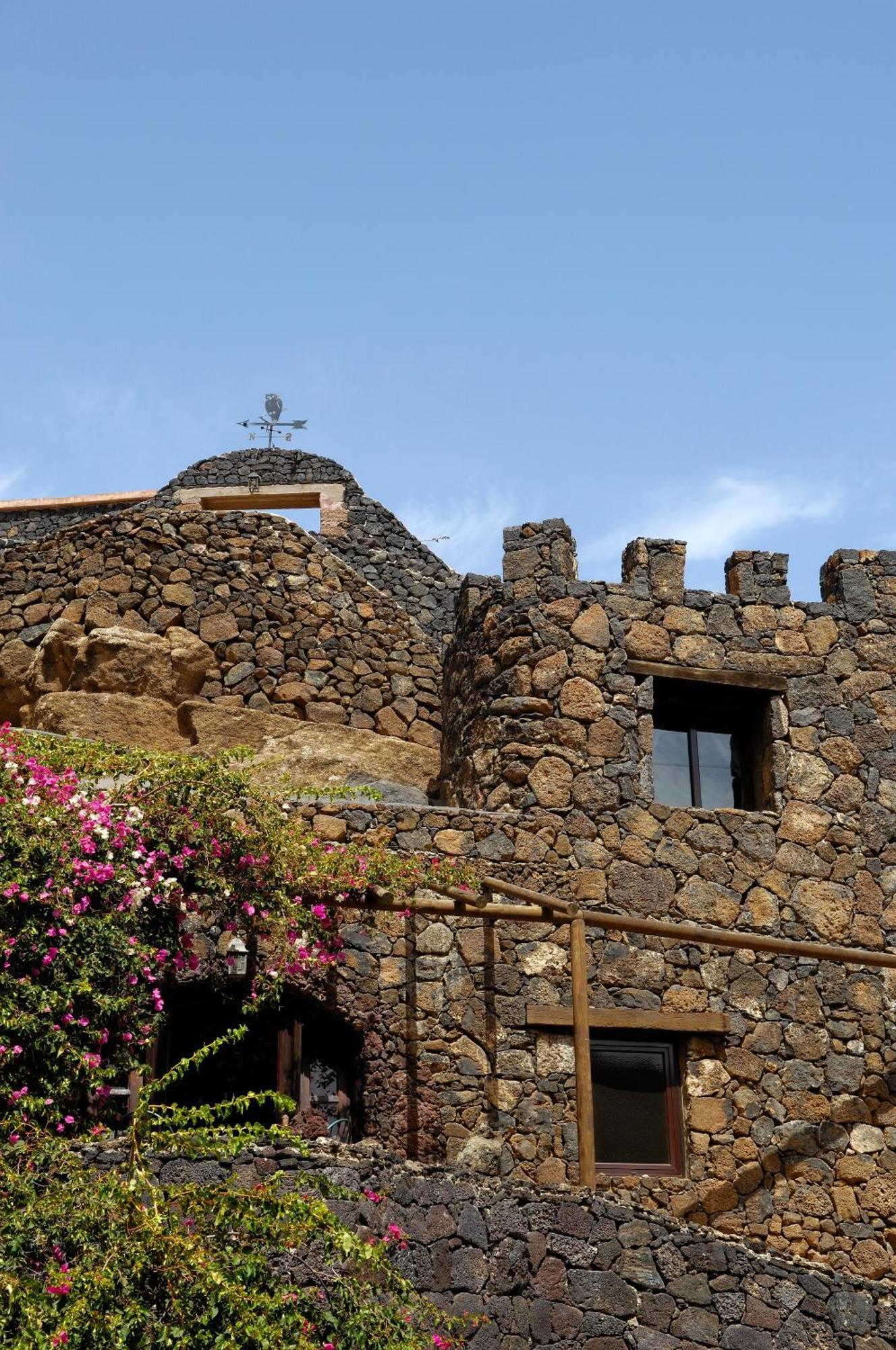 Castillo Lanzarote Villa Sophie - Luxury Villa -Sleep In A Volcanic Cave With Heated Pool Tías Eksteriør billede